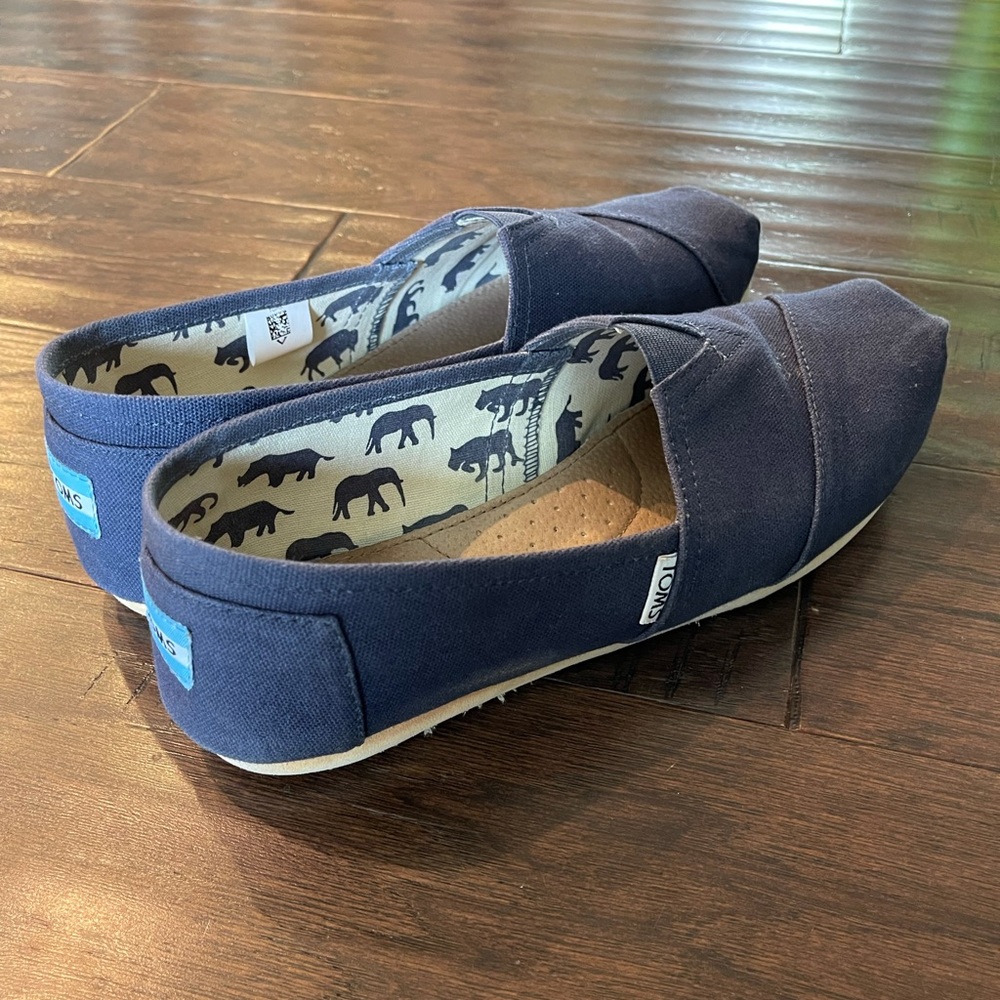 Women’s navy blue canvas Toms